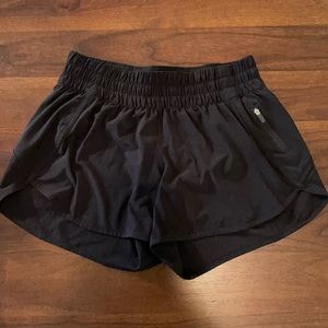 Lululemon tracker v shorts in black size 8